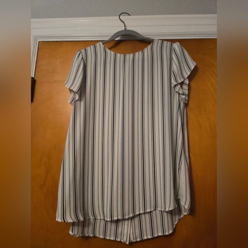 LOFT White and Gray Boxy Short Sleeve Blouse